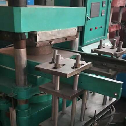 150噸自動(dòng)2RT噸硫化機(jī)